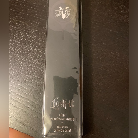 Kat Von D Edge Foundation Brush - Picture 2 of 3